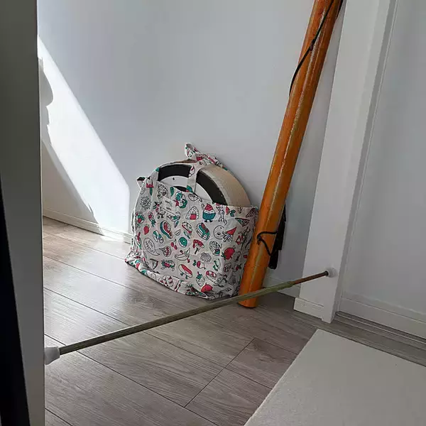 「ひと手間でズレや落下のストレス解消！つっぱり棒の落下防止アイデア6選」の画像