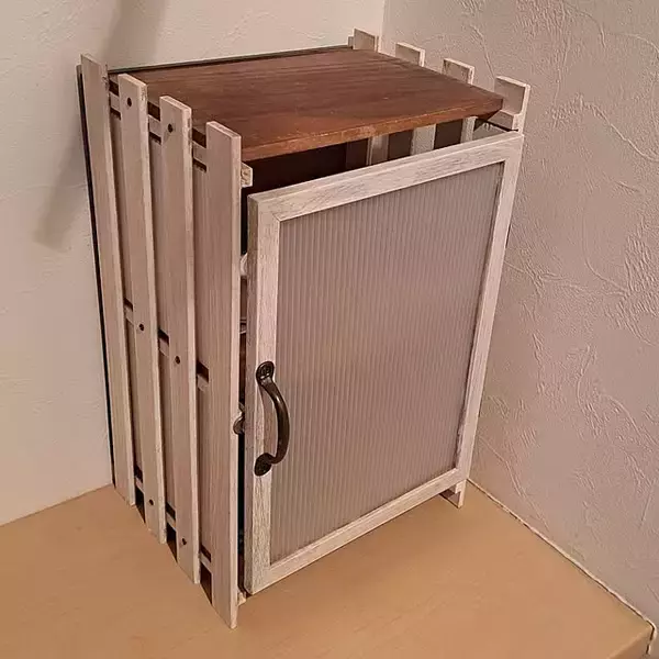 「収納もインテリアも自由にデザイン♪手に入れやすく加工もしやすい、すのこを活用したDIY実例」の画像