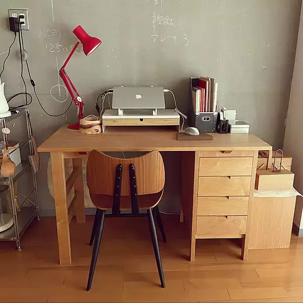 「見た目も使いやすさもUP！IKEAアイテムでパソコン周りを便利に整えるアイテム」の画像