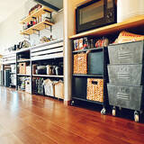 「スムーズに動かせるひと工夫で使いやすさアップ！100均のキャスターを活用した収納アイデア6選」の画像1