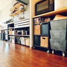 スムーズに動かせるひと工夫で使いやすさアップ！100均のキャスターを活用した収納アイデア6選