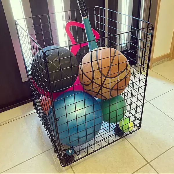 「スムーズに動かせるひと工夫で使いやすさアップ！100均のキャスターを活用した収納アイデア6選」の画像