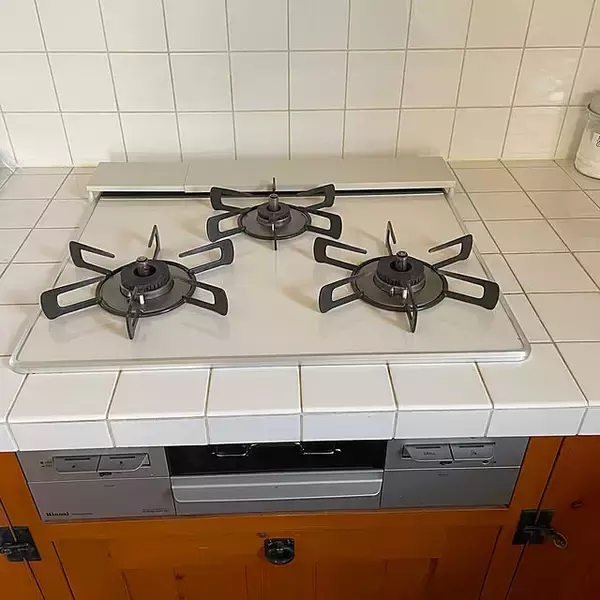 「【みんなが選んだ！】お値段以上の仕事をしてくれる！3COINSのコンロ周りで使えるアイテム5選」の画像