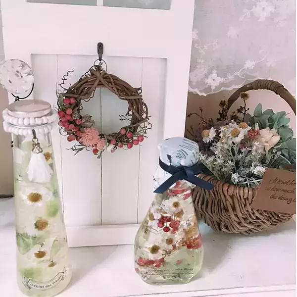 「捨てるのはもったいない！お部屋に彩りを与える空き瓶リメイクアイデア」の画像