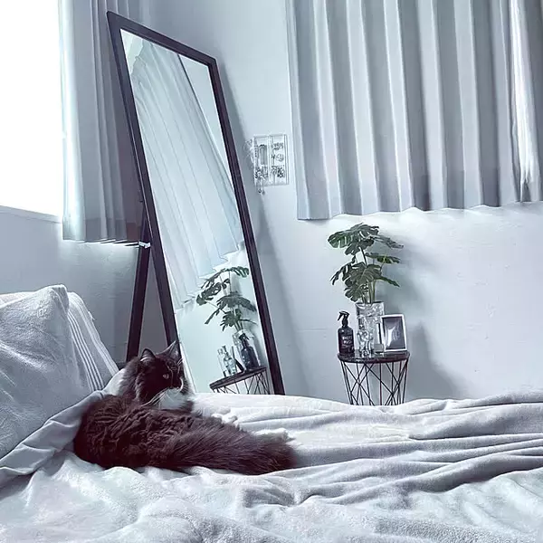 「置くだけで暮らしが変わる！インテリアにも映えるスタンドタイプの全身鏡」の画像