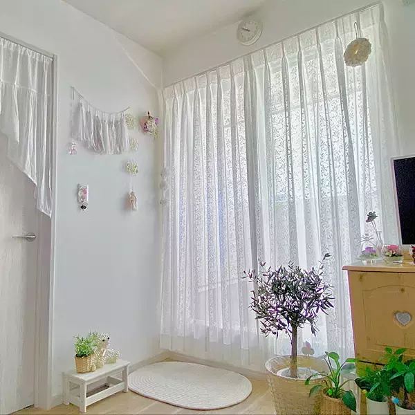 「光と風をやさしく取り込む♡レースカーテンを効果的に使った魅力的なお部屋」の画像