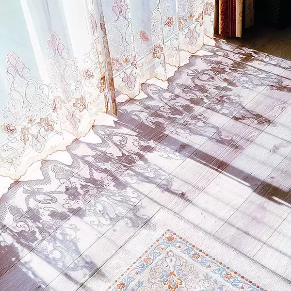 「光と風をやさしく取り込む♡レースカーテンを効果的に使った魅力的なお部屋」の画像