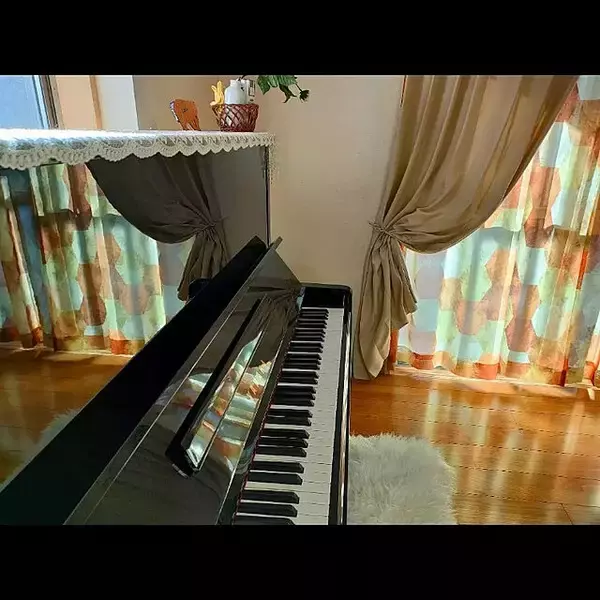 「光と風をやさしく取り込む♡レースカーテンを効果的に使った魅力的なお部屋」の画像