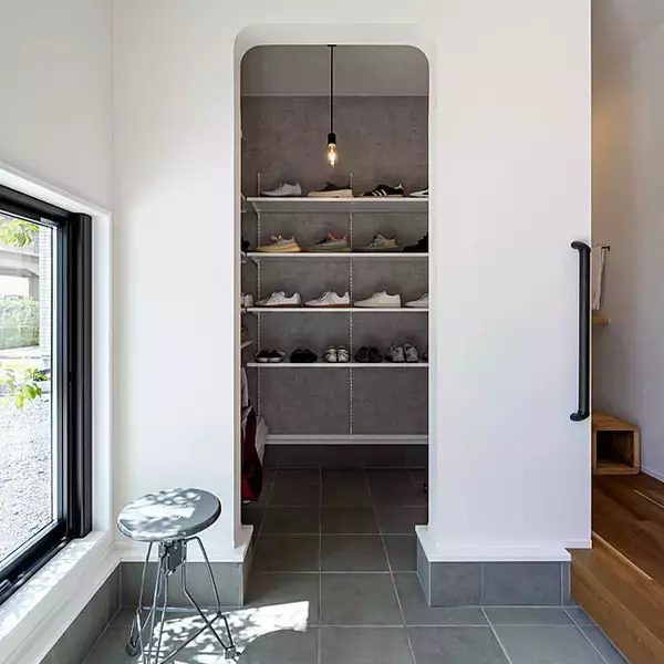 「すっきり気持ちのいい玄関を自慢に♡靴の美しい収納＆アイデア」の画像