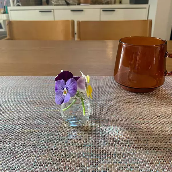 「お花を飾ってもそのままでも目を引く♪セリアのフラワーベースがある暮らし」の画像