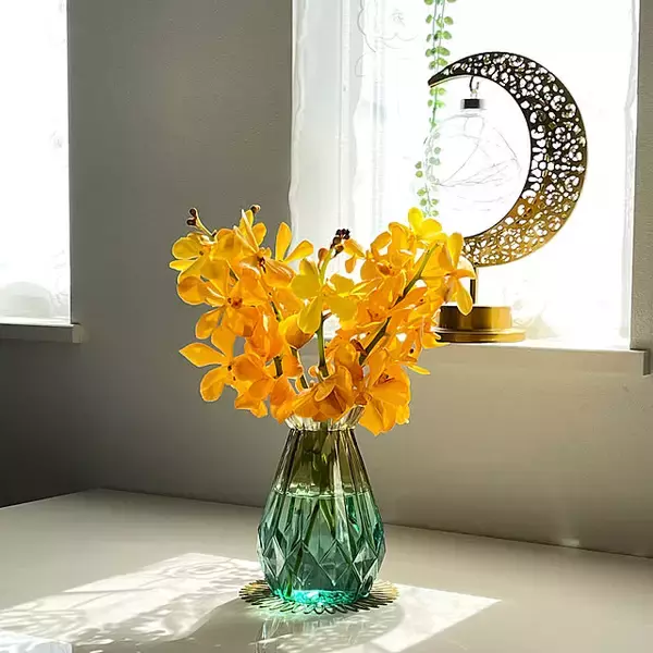 「お花を飾ってもそのままでも目を引く♪セリアのフラワーベースがある暮らし」の画像