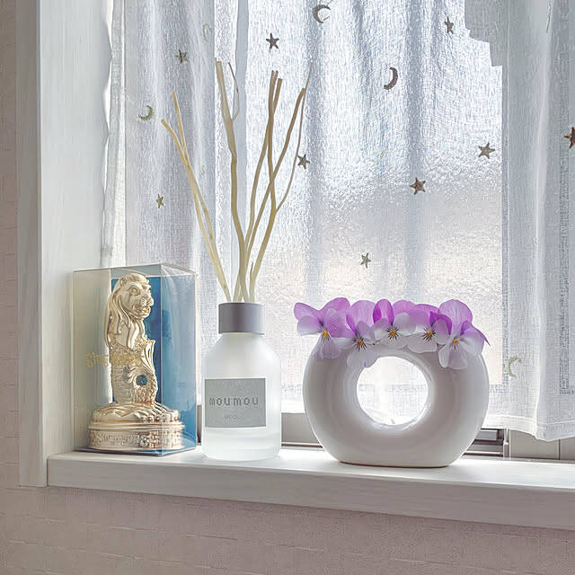 お花を飾ってもそのままでも目を引く♪セリアのフラワーベースがある暮らし