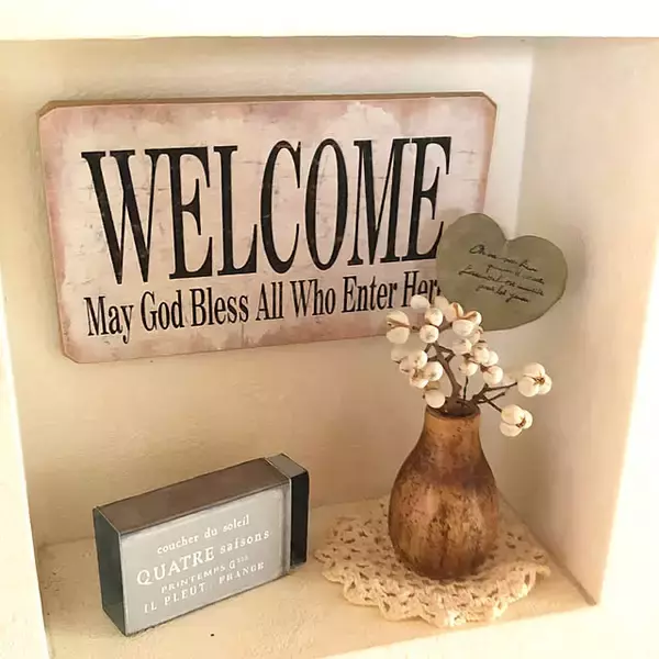 「お花を飾ってもそのままでも目を引く♪セリアのフラワーベースがある暮らし」の画像