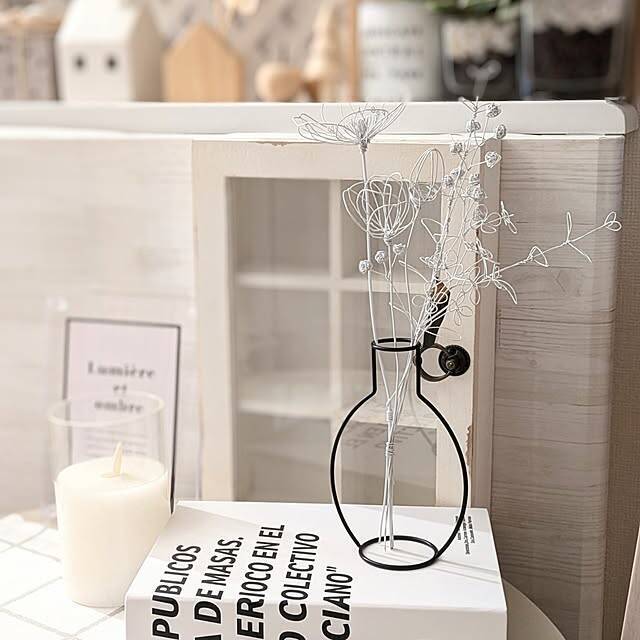 お花を飾ってもそのままでも目を引く♪セリアのフラワーベースがある暮らし