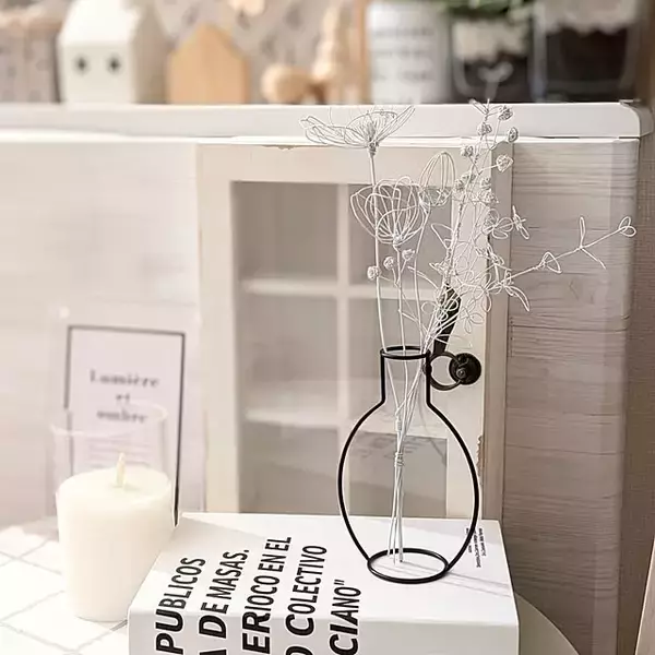 「お花を飾ってもそのままでも目を引く♪セリアのフラワーベースがある暮らし」の画像