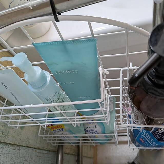 「見た目もスッキリ、ワイヤーネットでつくるバス用品収納」 by Shion+さん