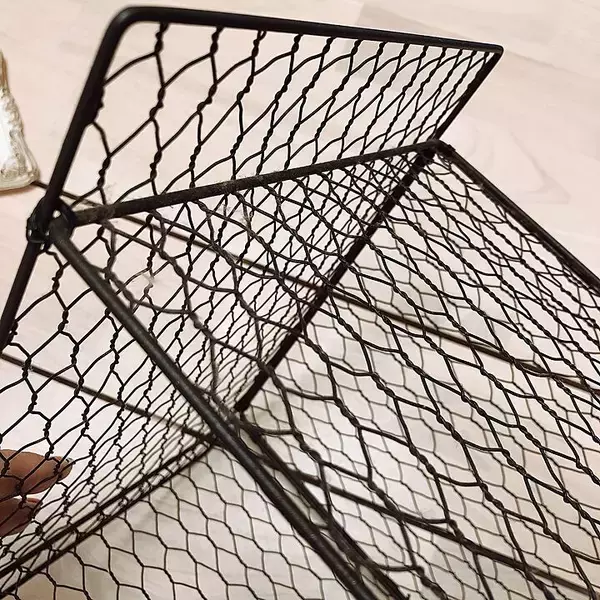 「「ワイヤーネット5枚でつくる、シンプルなディスプレイラック」 by naomomさん」の画像