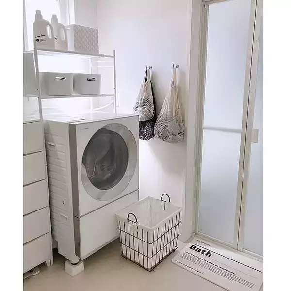 「インテリアに馴染むカジュアルな収納アイテムとして大活躍♪100均のネットバッグ活用アイデア」の画像