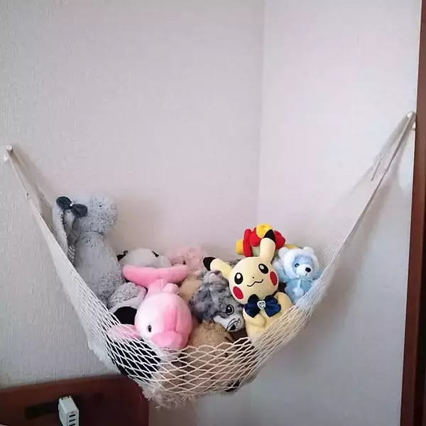 「インテリアに馴染むカジュアルな収納アイテムとして大活躍♪100均のネットバッグ活用アイデア」の画像