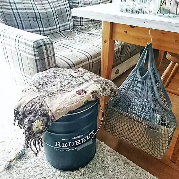 「インテリアに馴染むカジュアルな収納アイテムとして大活躍♪100均のネットバッグ活用アイデア」の画像