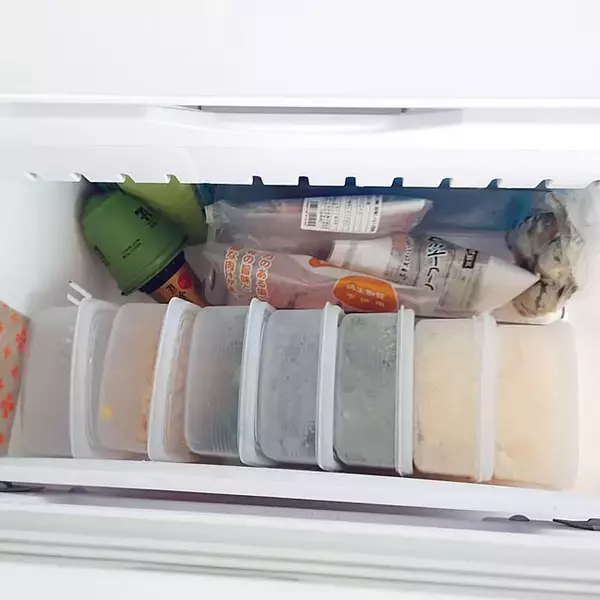 「【みんなが選んだ！】ごちゃつかない＆美味しさ長持ち！冷凍庫収納アイテム4選」の画像