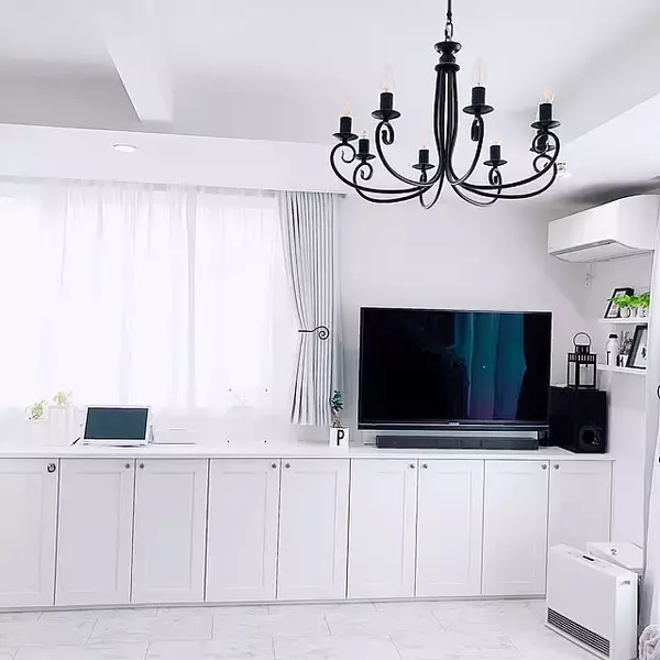 「テレビ周りがすっきり見える！配線もごちゃつかないレコーダーの置き方アイデア集」の画像