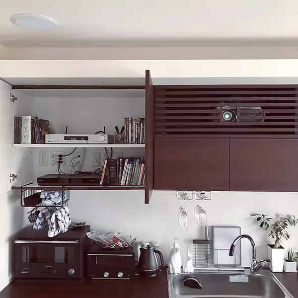 「テレビ周りがすっきり見える！配線もごちゃつかないレコーダーの置き方アイデア集」の画像