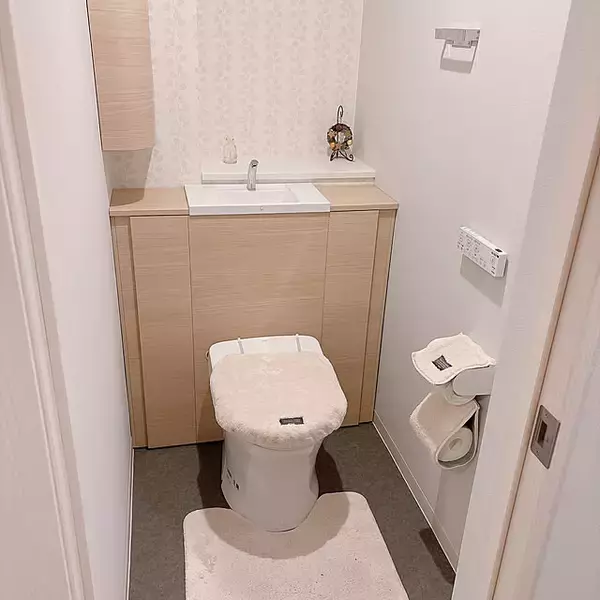 「毎日気持ちよく使える空間づくり♪見栄えと使いやすさを両立したトイレの収納アイデア6選」の画像