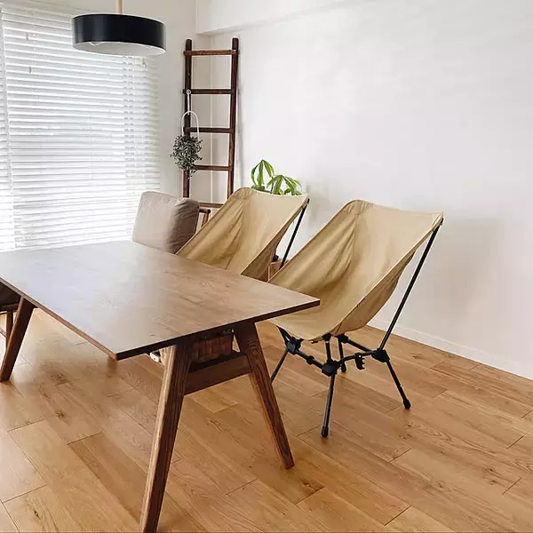 「屋内でも大活躍！アウトドア家具を取り入れたインテリアのアイデア」の画像