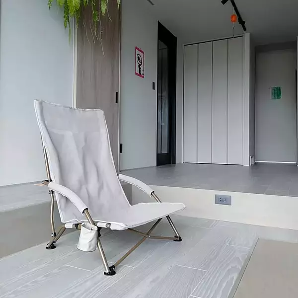 「屋内でも大活躍！アウトドア家具を取り入れたインテリアのアイデア」の画像