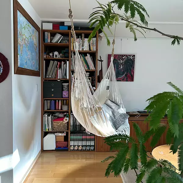 「屋内でも大活躍！アウトドア家具を取り入れたインテリアのアイデア」の画像