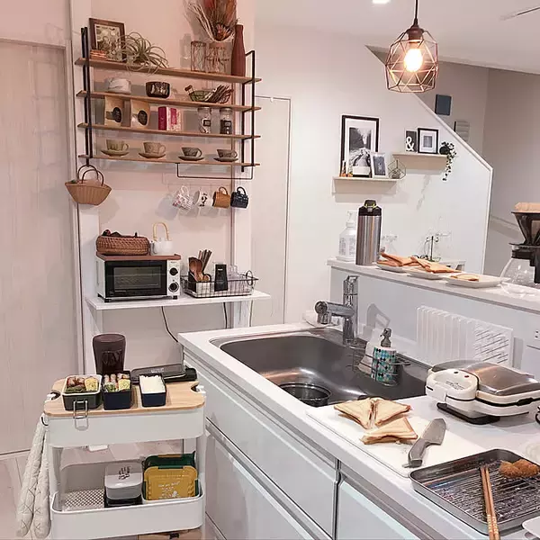 「収納にはもちろん、作業台や水切りかご代わりにも！IKEAのRASKOG活用アイデア10選」の画像