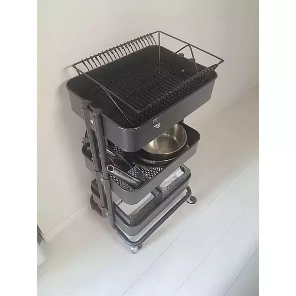 「収納にはもちろん、作業台や水切りかご代わりにも！IKEAのRASKOG活用アイデア10選」の画像