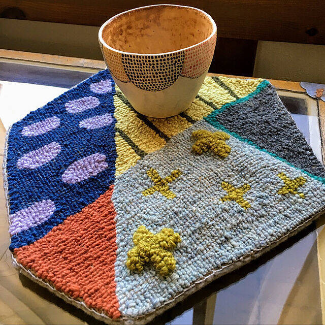 絵を描くように刺繍が楽しめる♪パンチニードルで作るインテリアアイテム