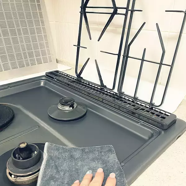 「毎日のお手入れから頑固汚れまで♪コンロまわりのお掃除をラクにする方法」の画像
