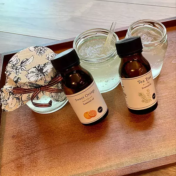 「暮らしに役立つアイテムに大変身！空のジャム瓶の再利用方法」の画像