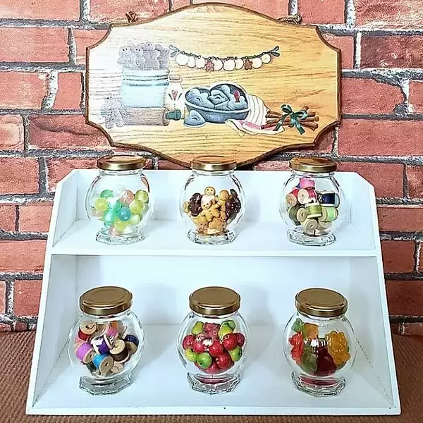 「暮らしに役立つアイテムに大変身！空のジャム瓶の再利用方法」の画像