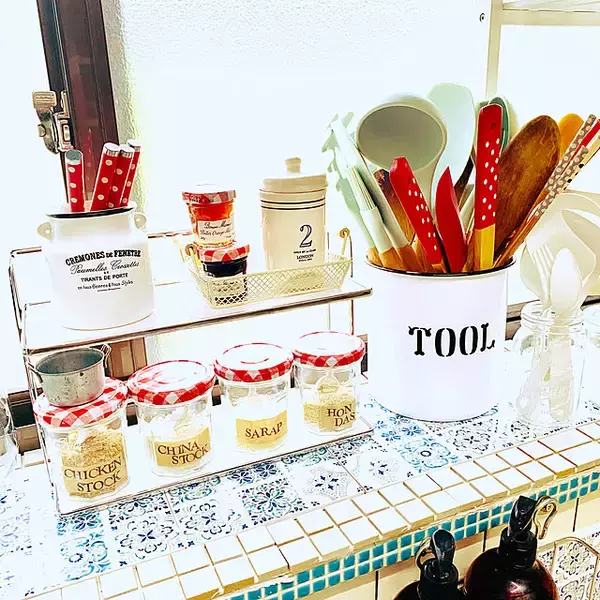 「暮らしに役立つアイテムに大変身！空のジャム瓶の再利用方法」の画像