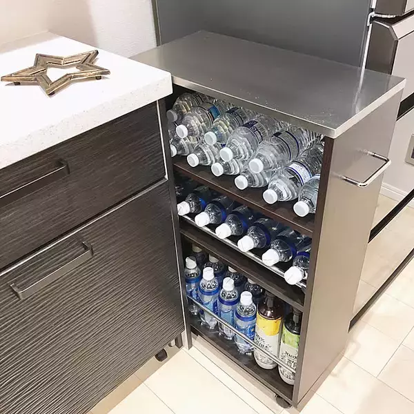 「在庫管理しやすくて移動がラクチン、お部屋もすっきり！みんなのペットボトル収納アイデア」の画像