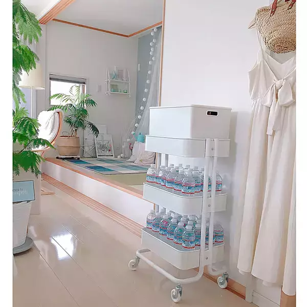 「在庫管理しやすくて移動がラクチン、お部屋もすっきり！みんなのペットボトル収納アイデア」の画像