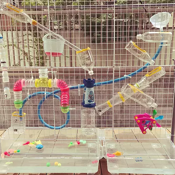 「垢抜けインテリア＆おもちゃ作りを楽しみたい方にも！ペットボトルの再利用方法6選」の画像