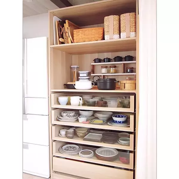 「IKEAの家具で叶える！暮らしに合わせて取り入れた食器収納アイデア」の画像