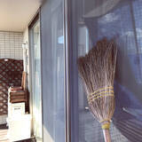 「手軽にしっかり汚れを落とせる快適さがポイント♪すぐにマネできる網戸の掃除アイデア」の画像2