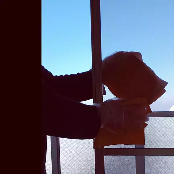 「手軽にしっかり汚れを落とせる快適さがポイント♪すぐにマネできる網戸の掃除アイデア」の画像