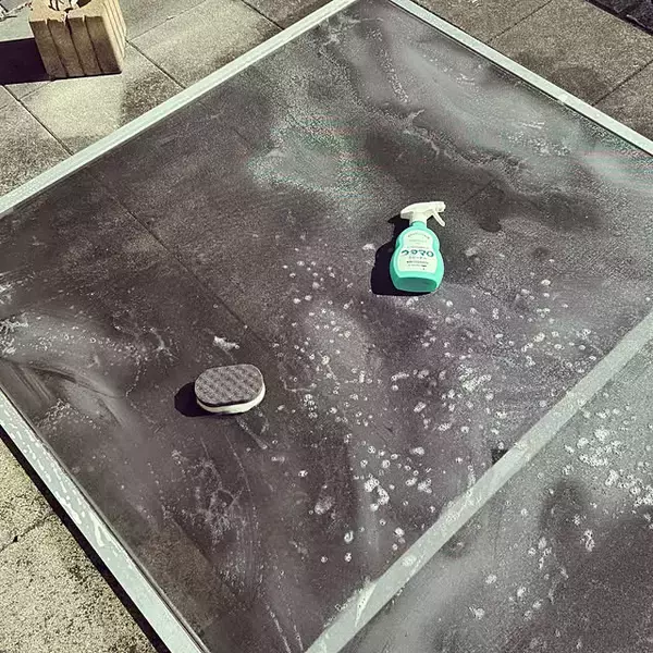 「手軽にしっかり汚れを落とせる快適さがポイント♪すぐにマネできる網戸の掃除アイデア」の画像