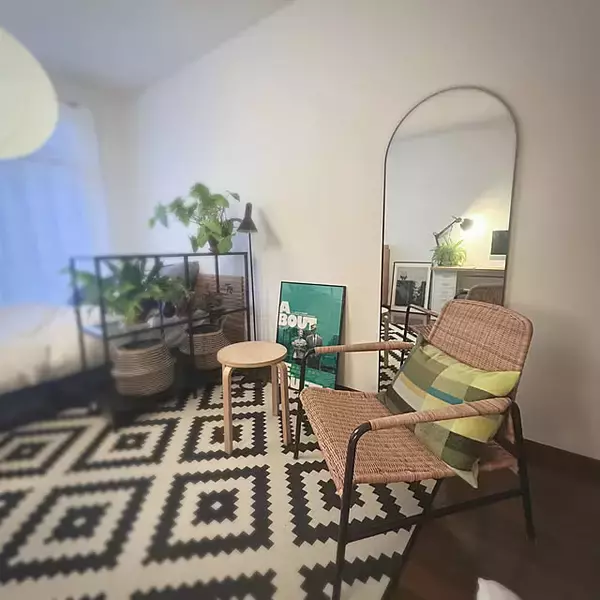 「リラックスできる空間づくりに♪毎日がもっと心地よくなるIKEAのアームチェアがある暮らし」の画像