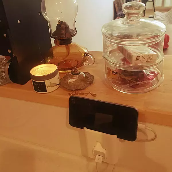 「おうち時間を格上げ♪スマートフォンやタブレットまわりで活躍100均グッズ」の画像