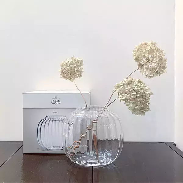 「ずっと眺めていたくなる美しさ。インテリアを飾るHOLMEGAARDのアイテム」の画像