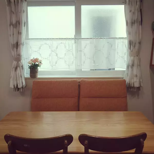 「インテリアが華やかに♪ダイソーのカフェカーテンがあるお部屋」の画像