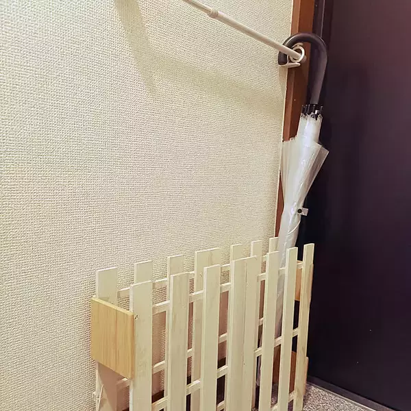 「玄関がすっきりする♪スペースに合わせてつくれる、DIY傘立てのアイデア」の画像
